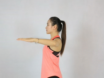 前平举肩后缩 完成动作过程中尽量减少耸肩的动作 5.